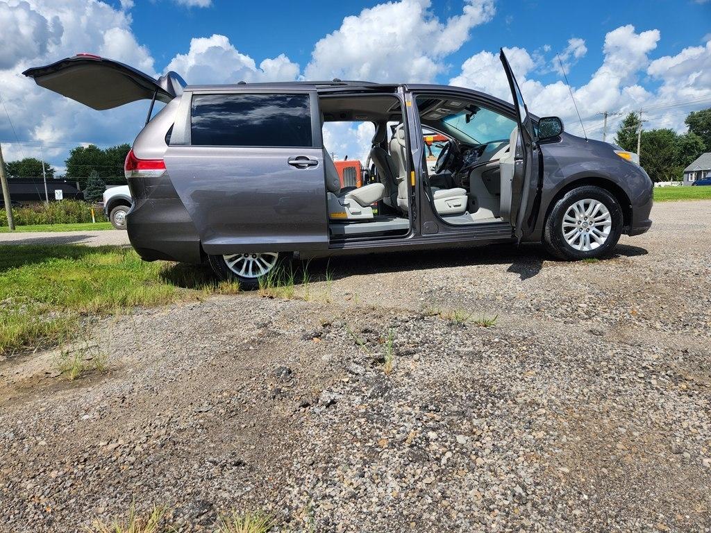 Toyota Sienna XLE FWD 8-Passenger V6 2012