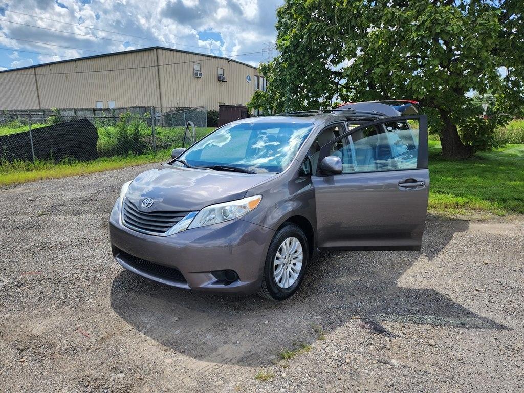 Toyota Sienna XLE FWD 8-Passenger V6 2012