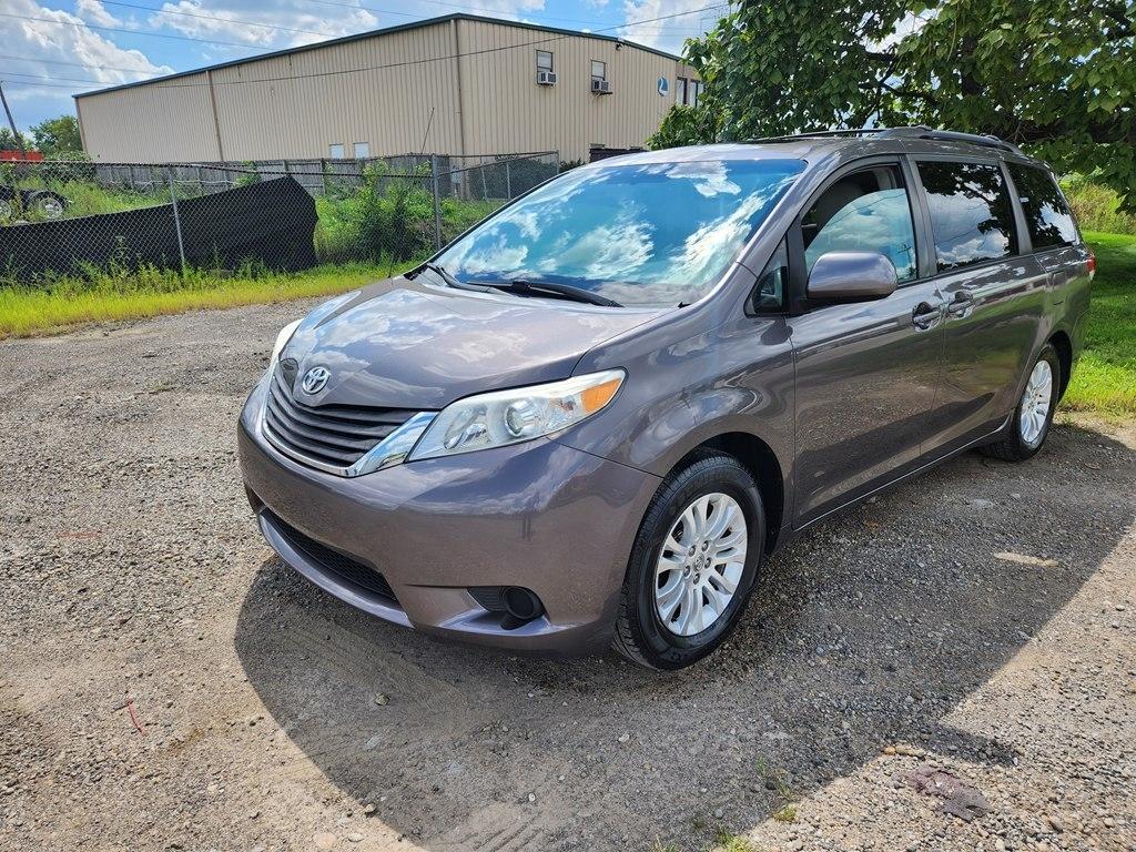 Toyota Sienna XLE FWD 8-Passenger V6 2012