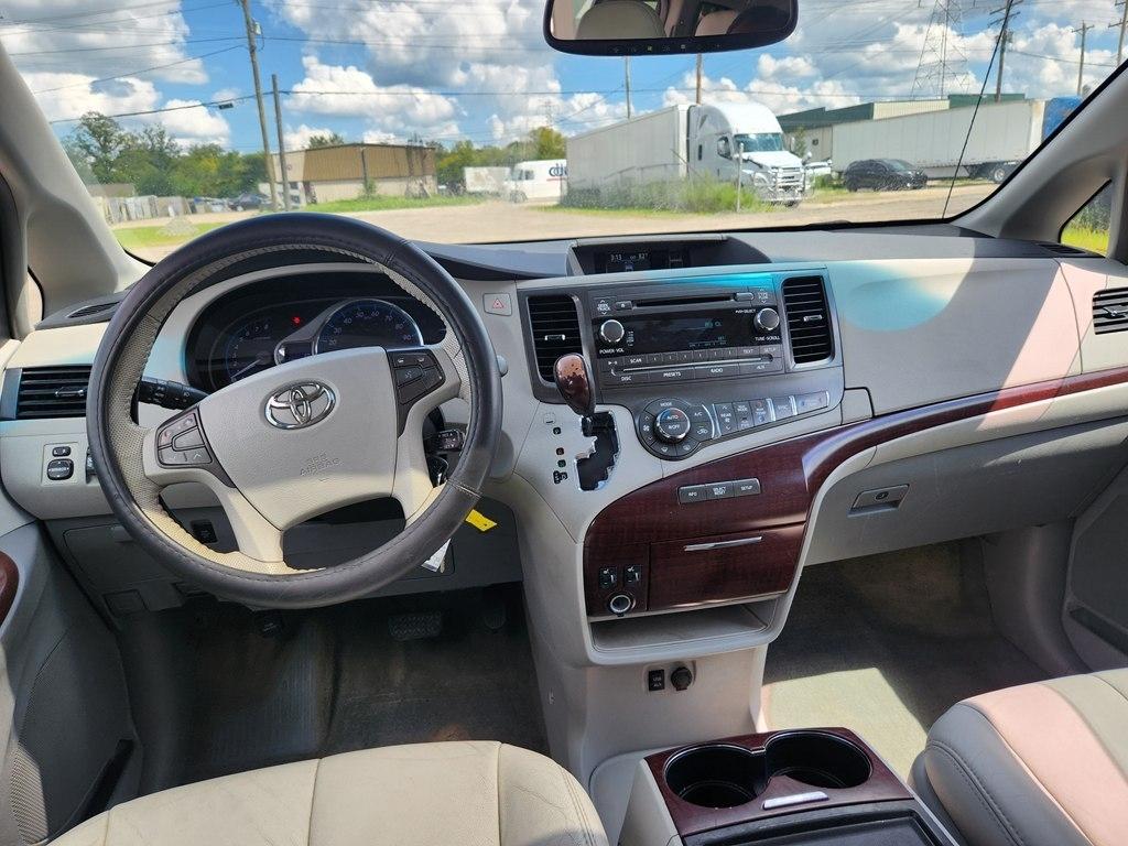Toyota Sienna XLE FWD 8-Passenger V6 2012