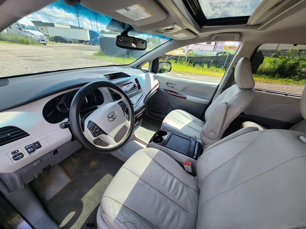 Toyota Sienna XLE FWD 8-Passenger V6 2012