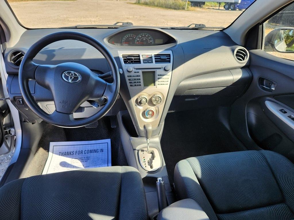 Toyota Yaris Sedan 4-Speed AT 2009