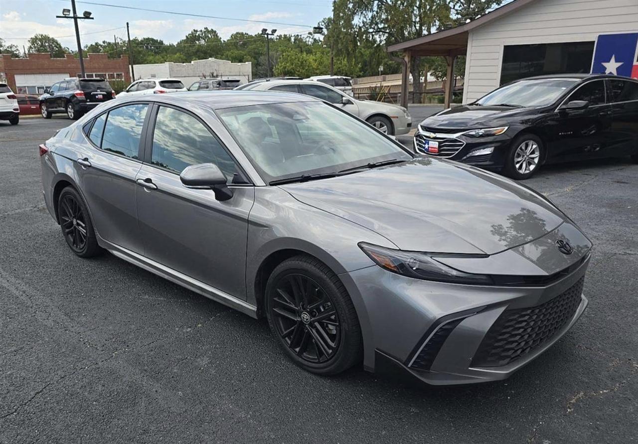 Toyota Camry Hybrid XLE 2025