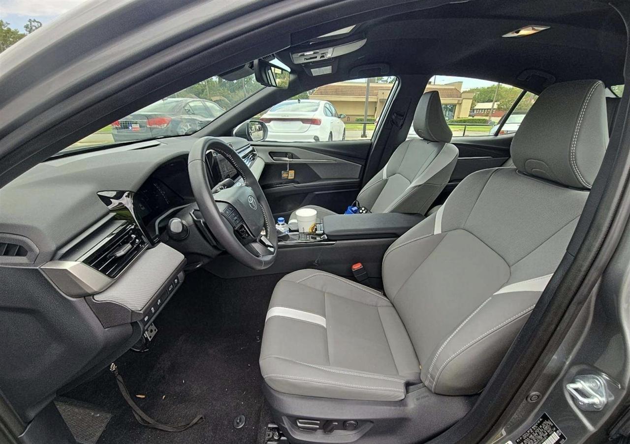 Toyota Camry Hybrid XLE 2025