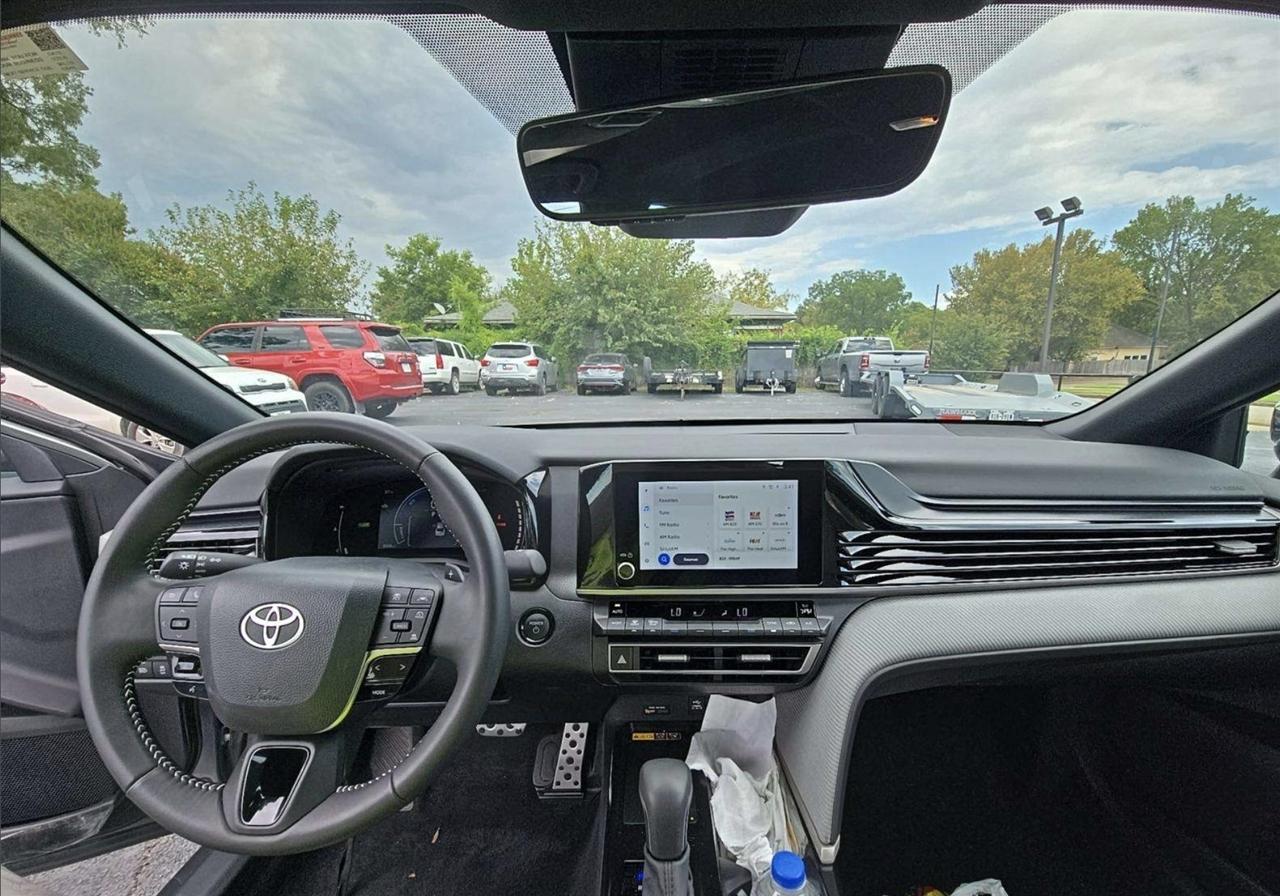 Toyota Camry Hybrid XLE 2025