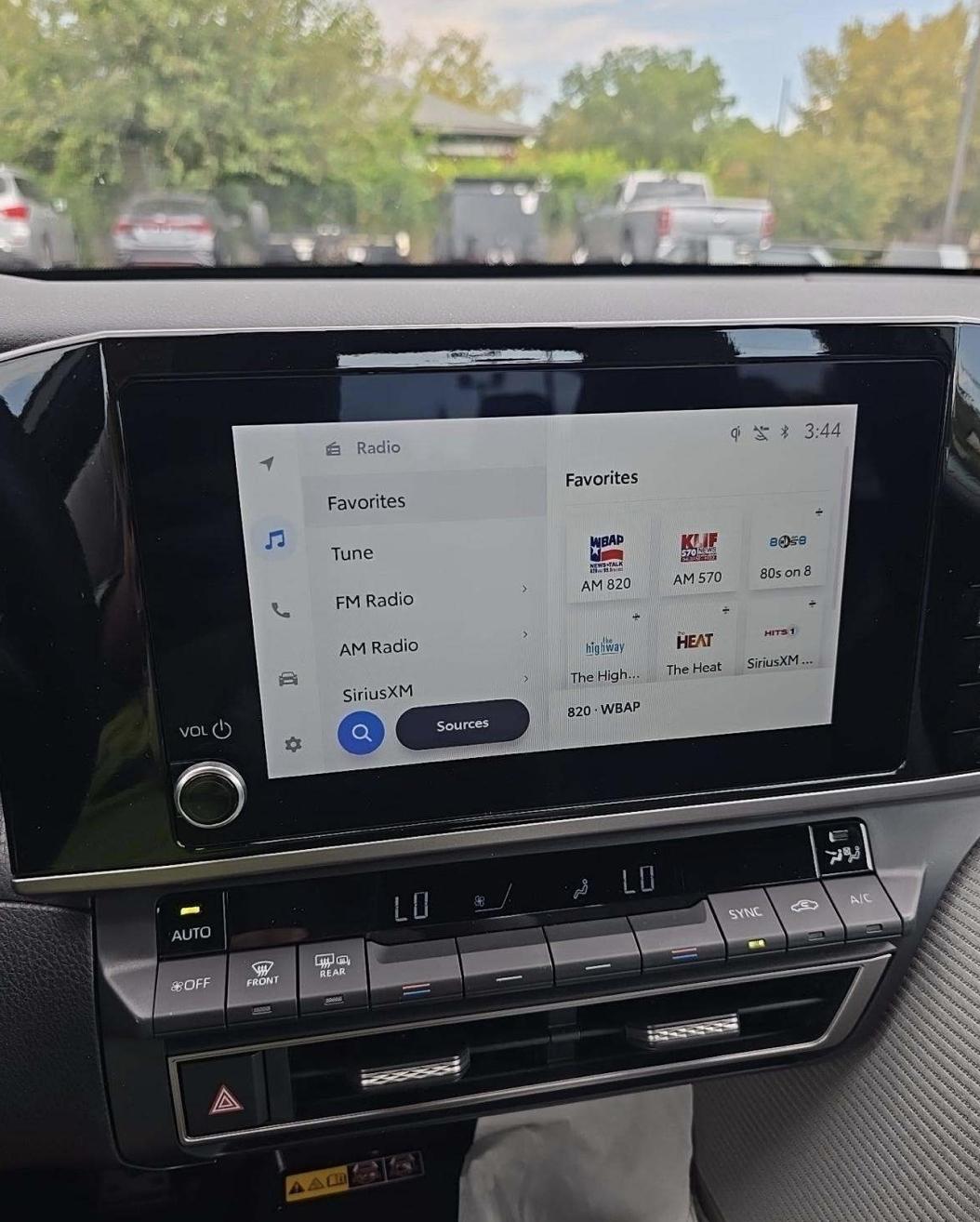 Toyota Camry Hybrid XLE 2025