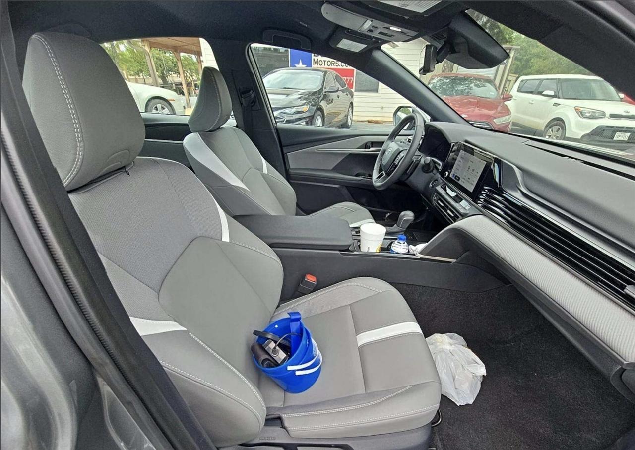 Toyota Camry Hybrid XLE 2025