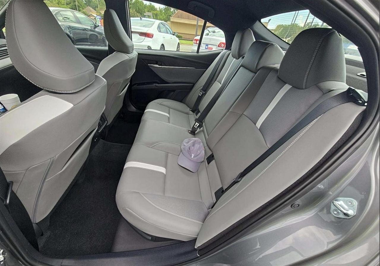 Toyota Camry Hybrid XLE 2025