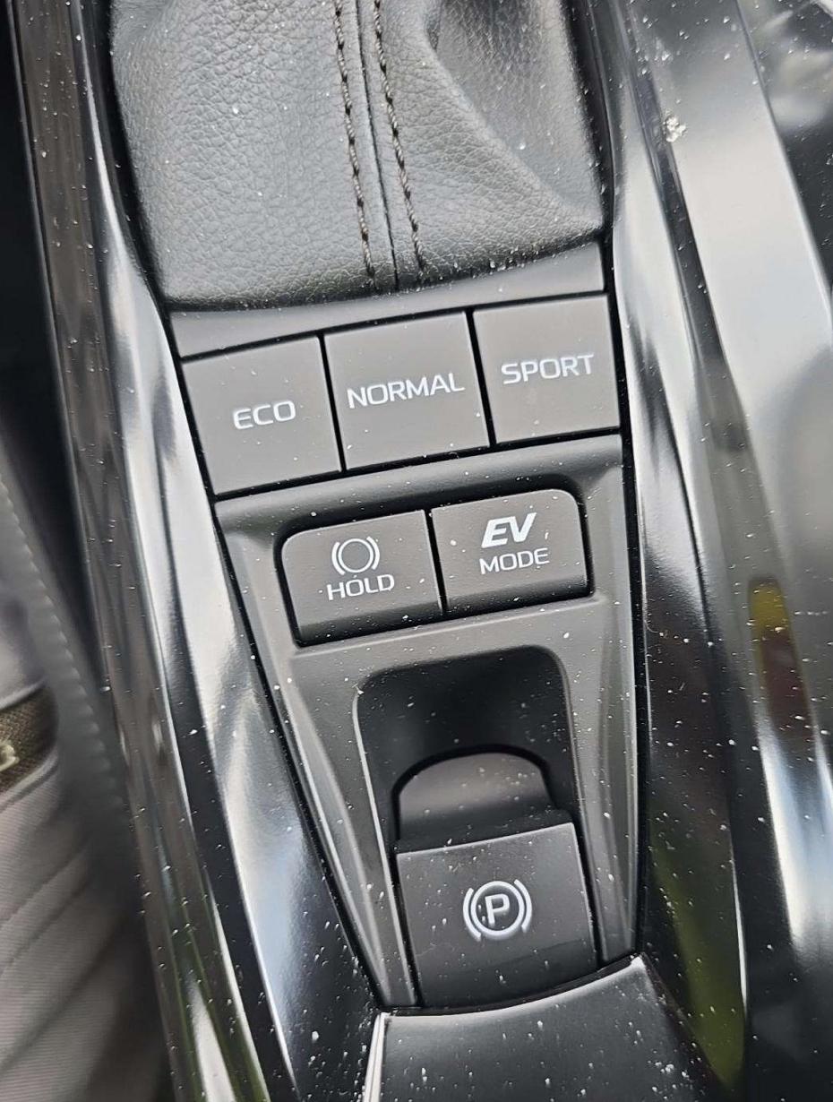 Toyota Camry Hybrid XLE 2025