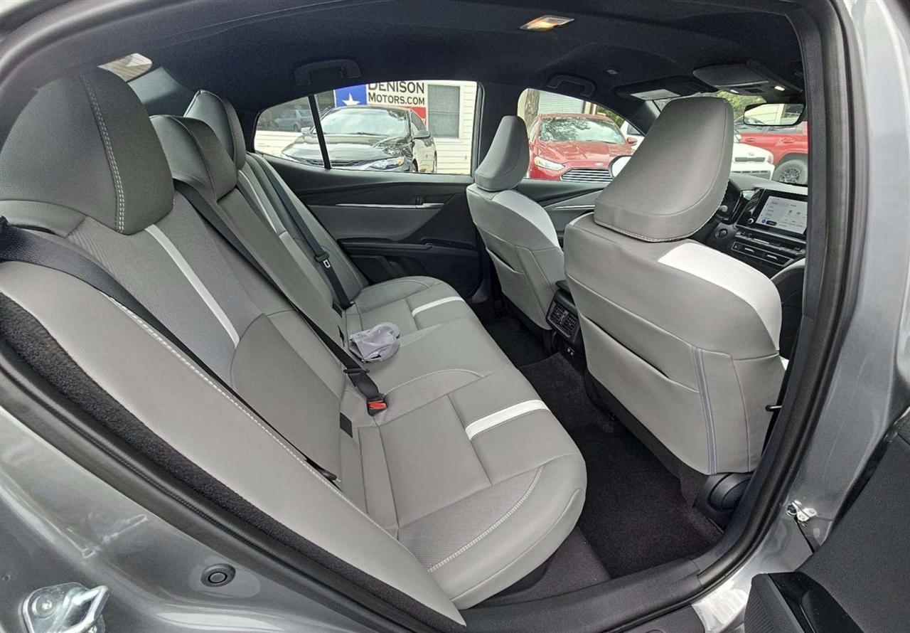 Toyota Camry Hybrid XLE 2025