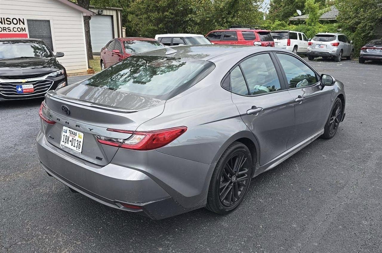 Toyota Camry Hybrid XLE 2025