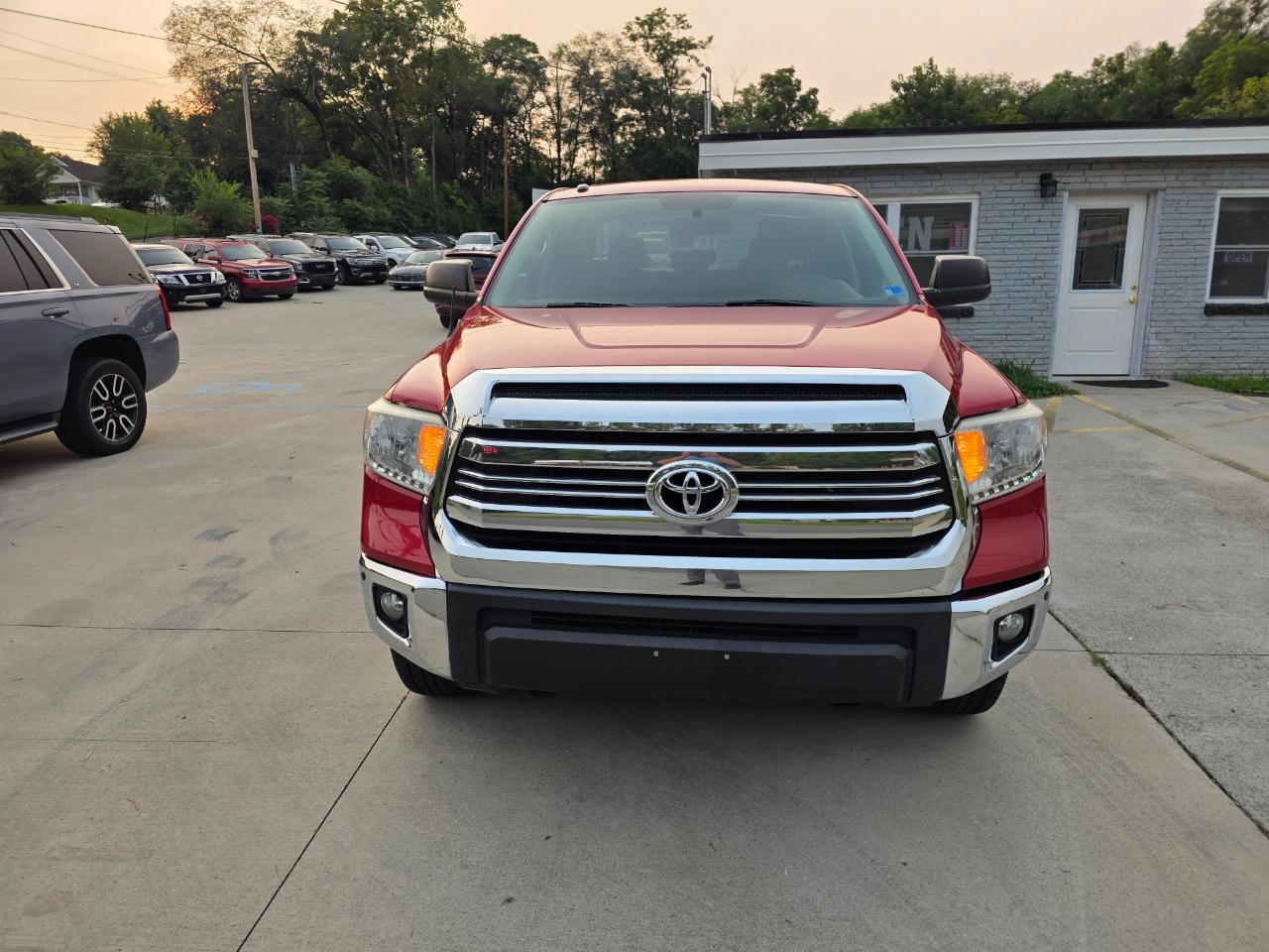 Toyota Tundra SR5 5.7L V8 CrewMax 4WD 2017