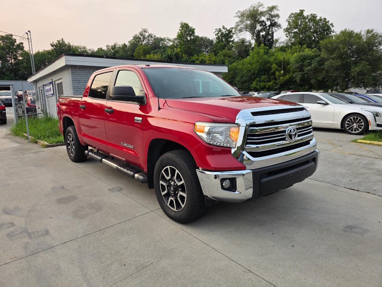 Toyota Tundra SR5 5.7L V8 CrewMax 4WD 2017