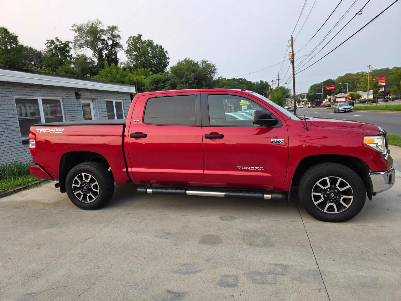 Toyota Tundra SR5 5.7L V8 CrewMax 4WD 2017