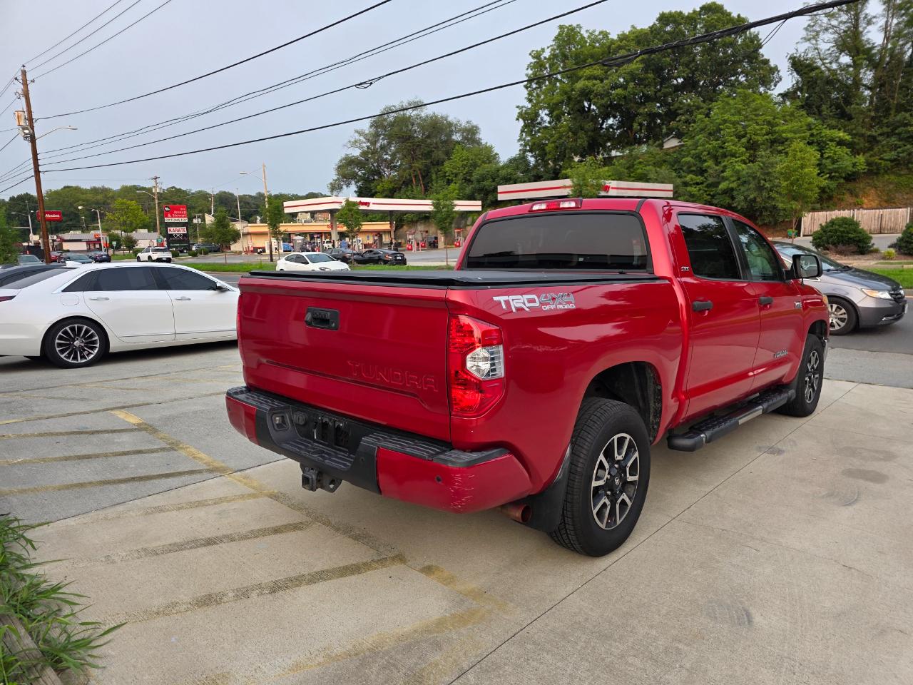 Toyota Tundra SR5 5.7L V8 CrewMax 4WD 2017