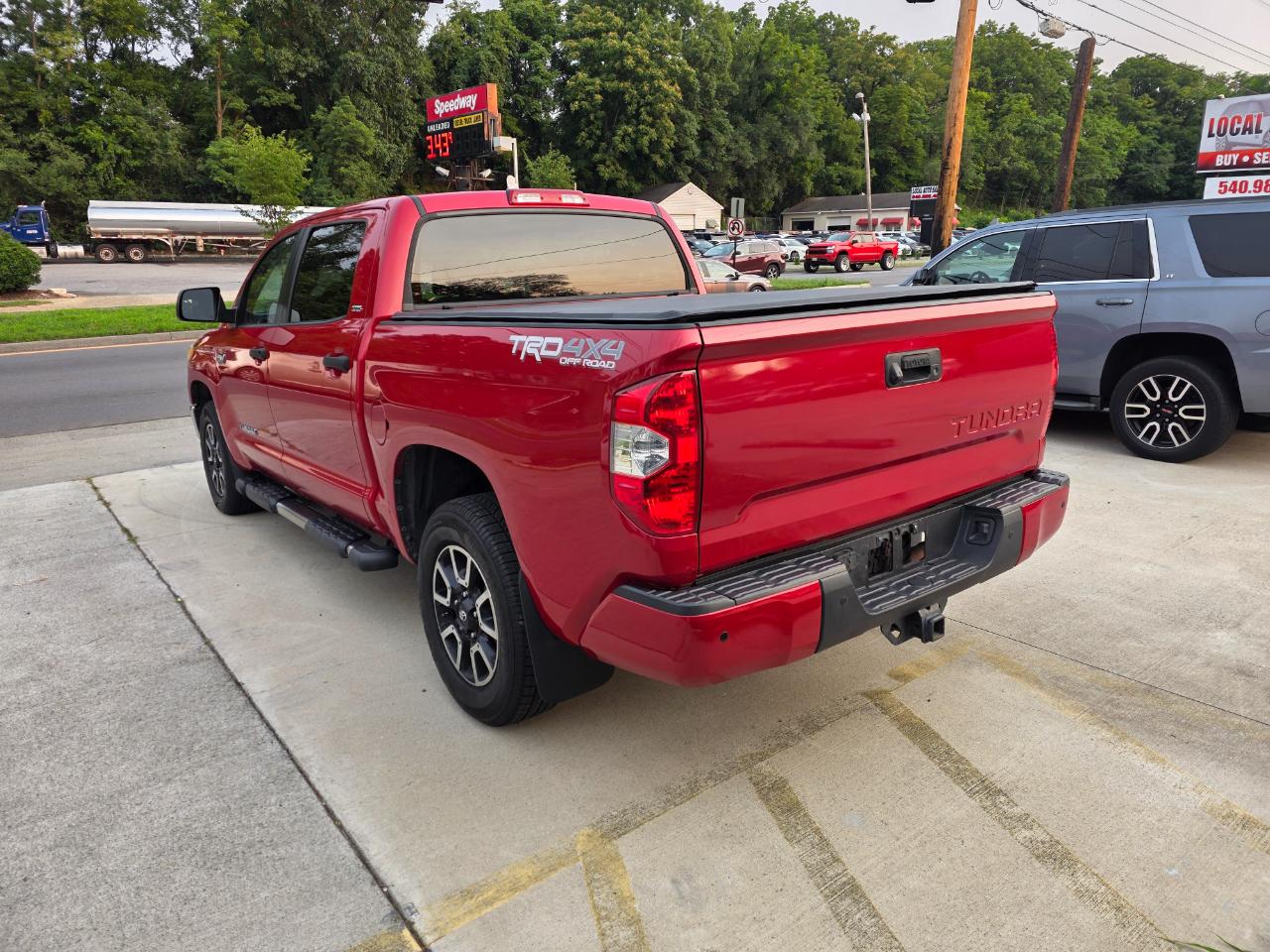 Toyota Tundra SR5 5.7L V8 CrewMax 4WD 2017