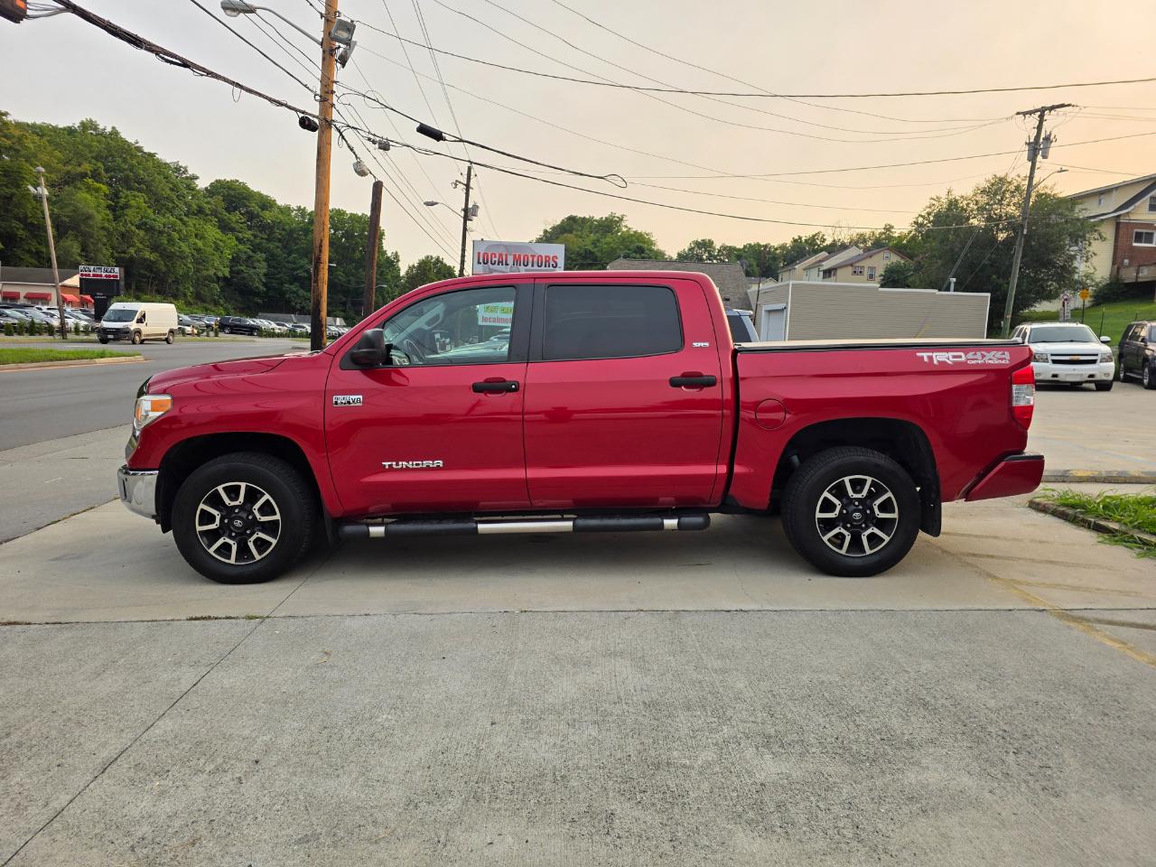 Toyota Tundra SR5 5.7L V8 CrewMax 4WD 2017