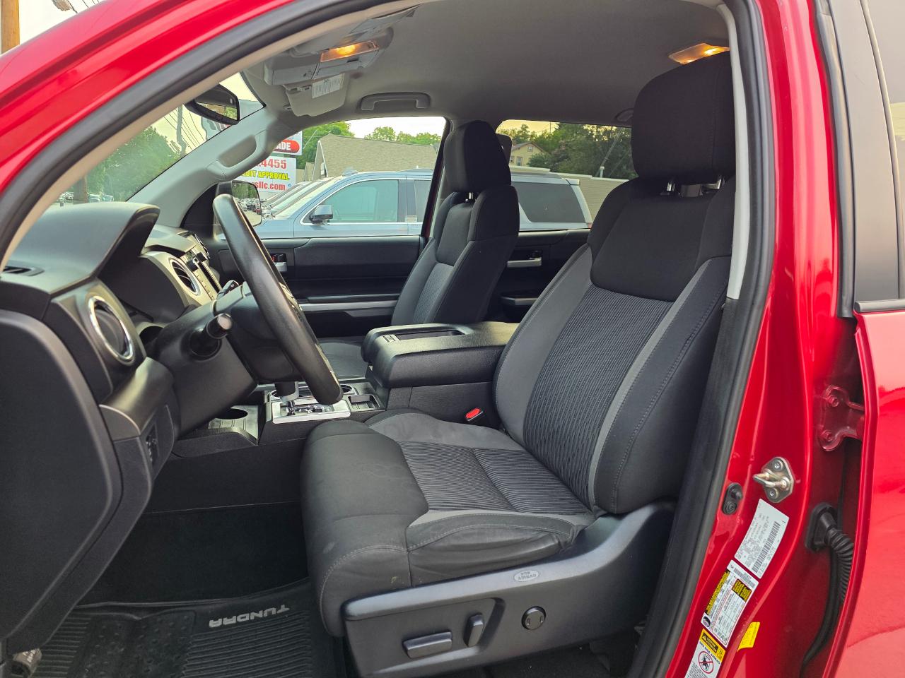 Toyota Tundra SR5 5.7L V8 CrewMax 4WD 2017