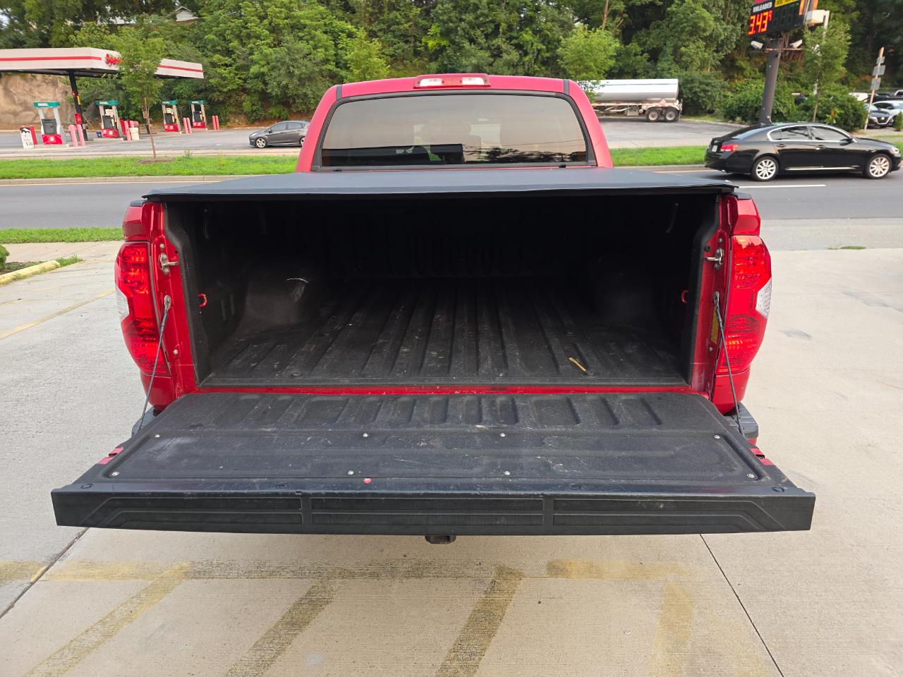 Toyota Tundra SR5 5.7L V8 CrewMax 4WD 2017
