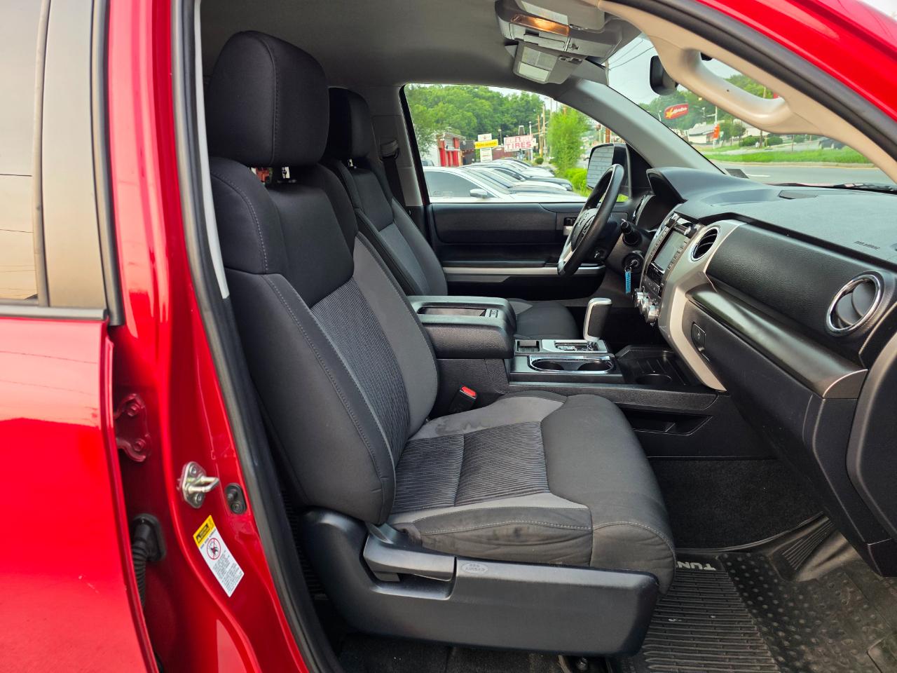 Toyota Tundra SR5 5.7L V8 CrewMax 4WD 2017