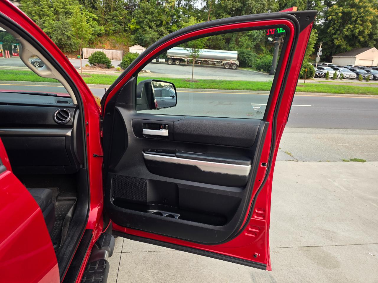 Toyota Tundra SR5 5.7L V8 CrewMax 4WD 2017