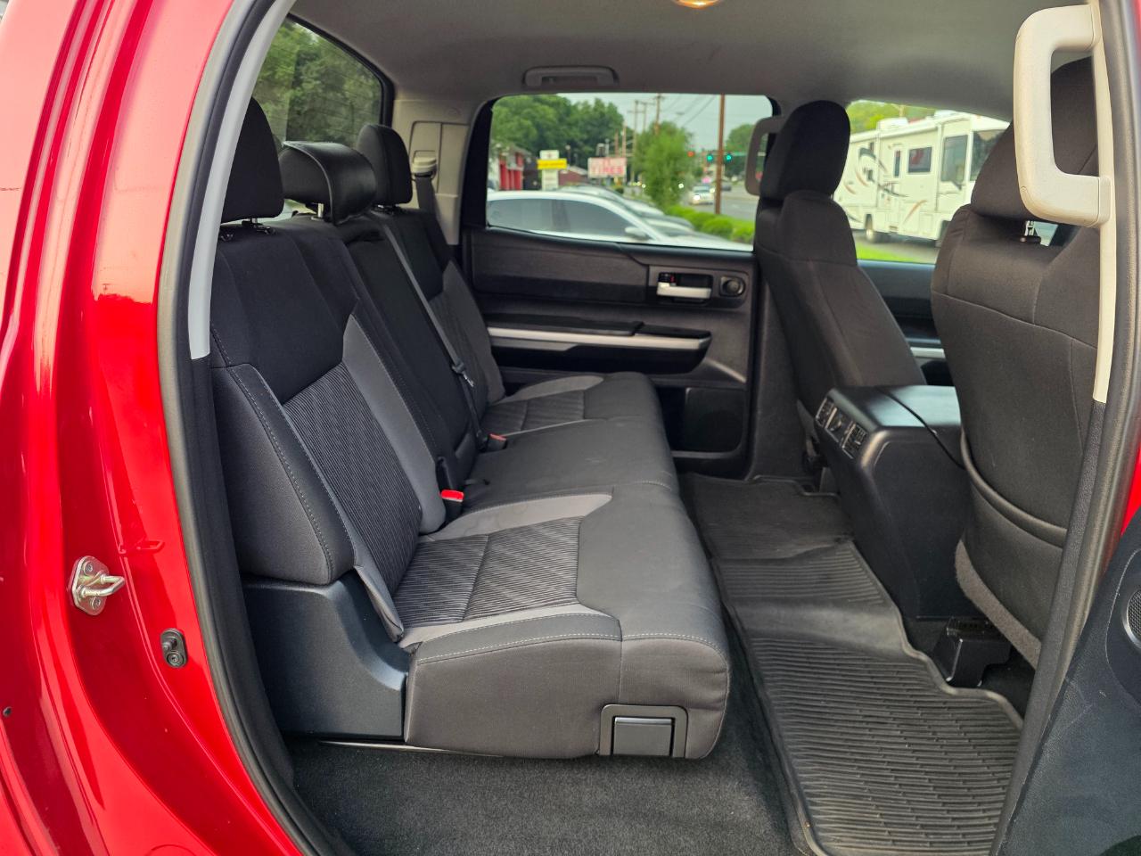 Toyota Tundra SR5 5.7L V8 CrewMax 4WD 2017