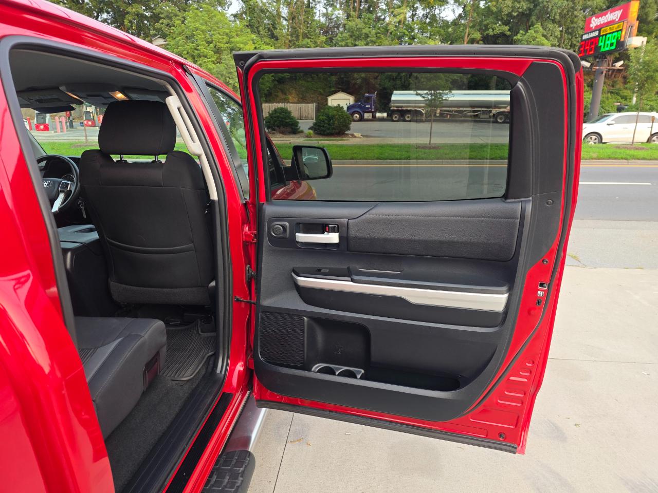 Toyota Tundra SR5 5.7L V8 CrewMax 4WD 2017