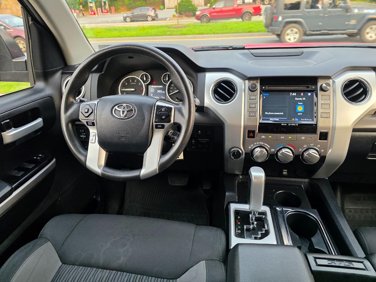 Toyota Tundra SR5 5.7L V8 CrewMax 4WD 2017