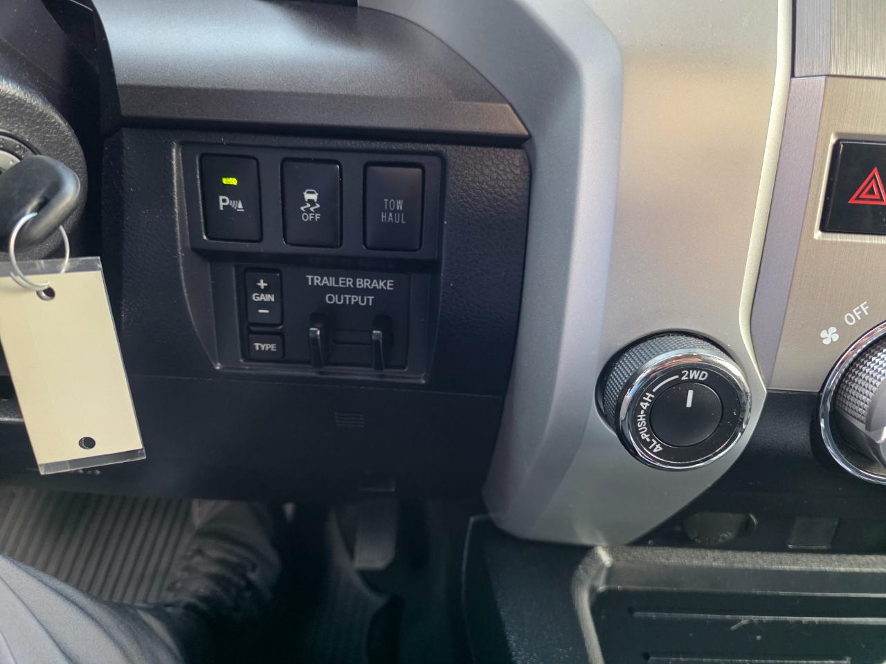 Toyota Tundra SR5 5.7L V8 CrewMax 4WD 2017