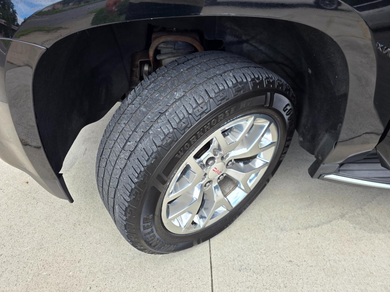 GMC Yukon XL SLT 1/2 Ton 4WD 2015