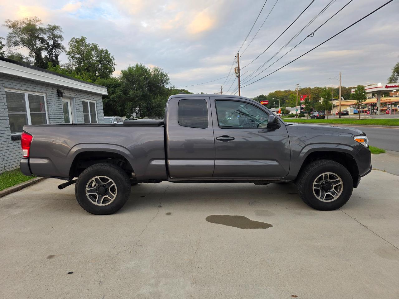 Toyota Tacoma SR5 Access Cab I4 6AT 4WD 2017