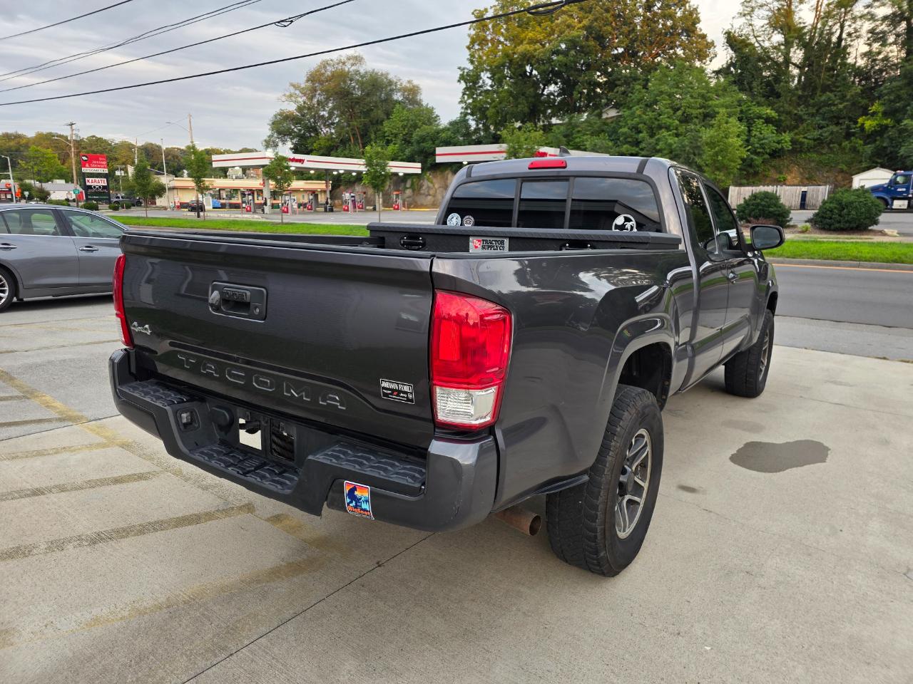 Toyota Tacoma SR5 Access Cab I4 6AT 4WD 2017