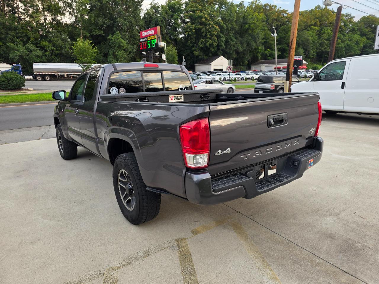 Toyota Tacoma SR5 Access Cab I4 6AT 4WD 2017