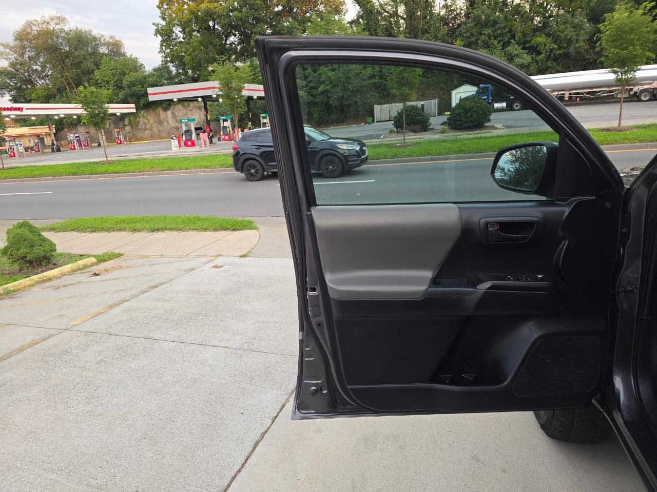 Toyota Tacoma SR5 Access Cab I4 6AT 4WD 2017