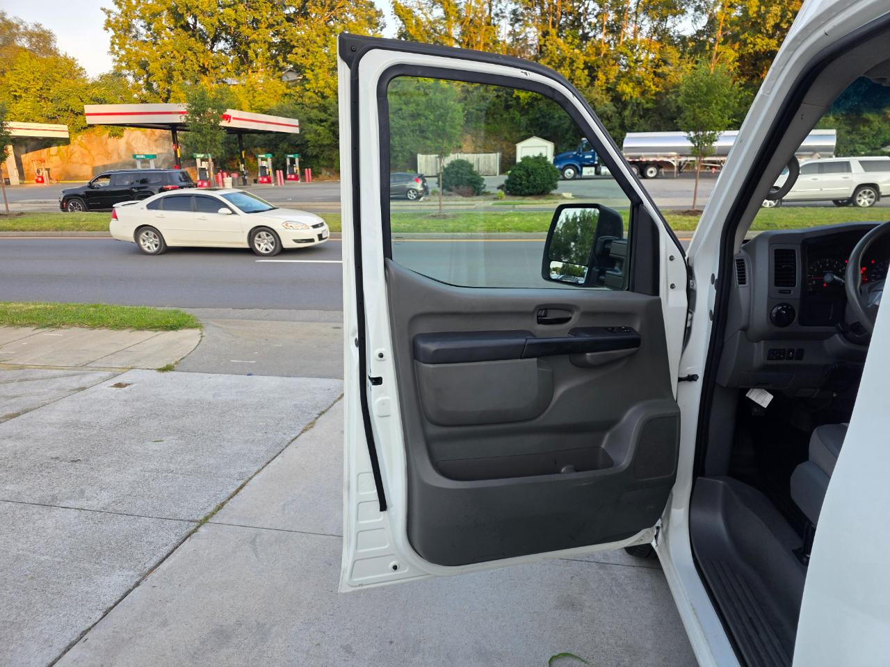 Nissan NV Cargo 2500 HD SV V8 High Roof 2020