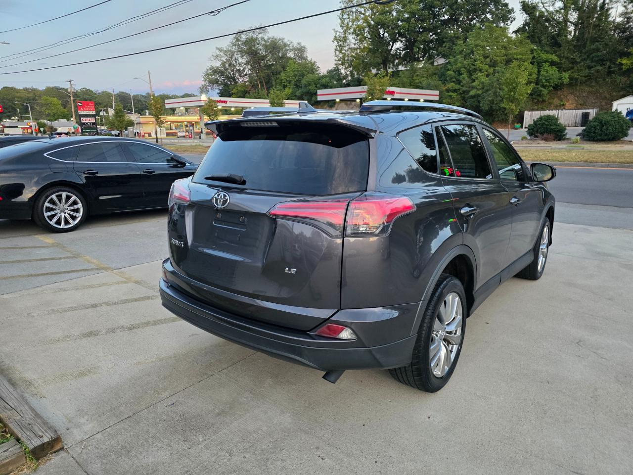 Toyota RAV4 LE FWD 2018