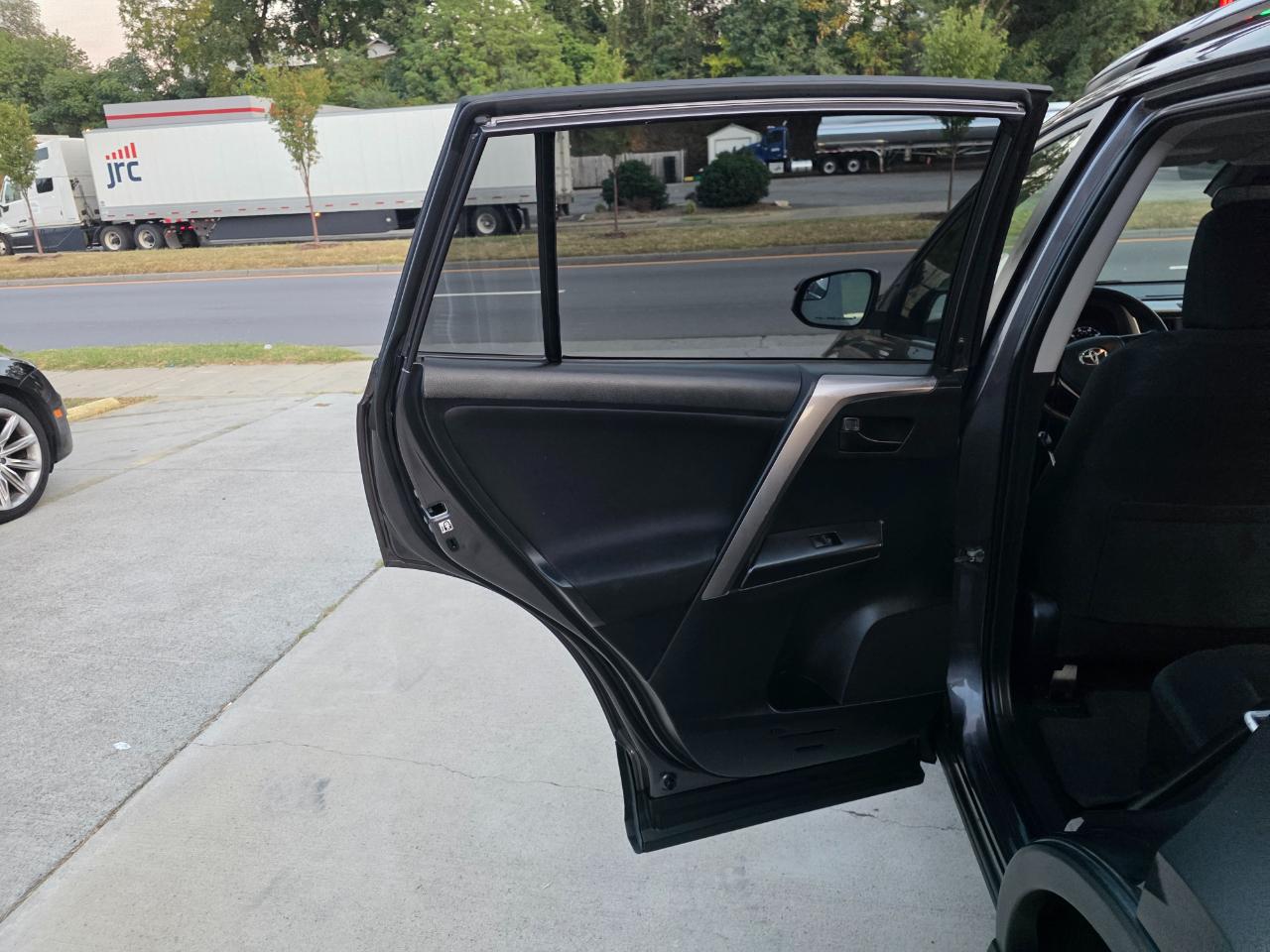 Toyota RAV4 LE FWD 2018