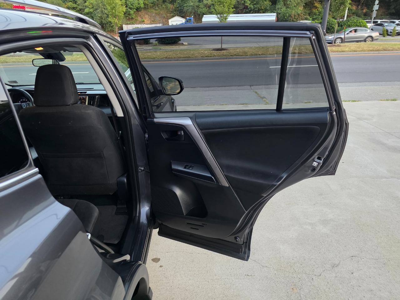 Toyota RAV4 LE FWD 2018