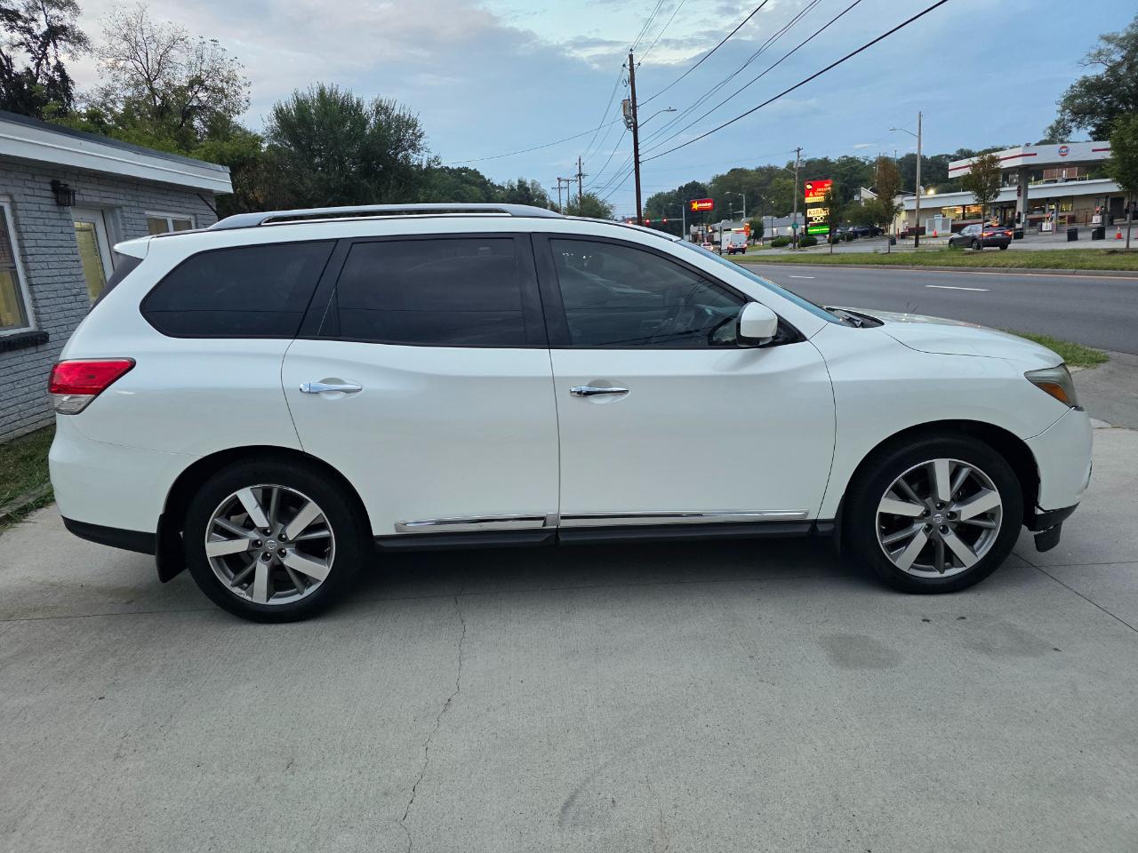 Nissan Pathfinder SV 4WD 2015
