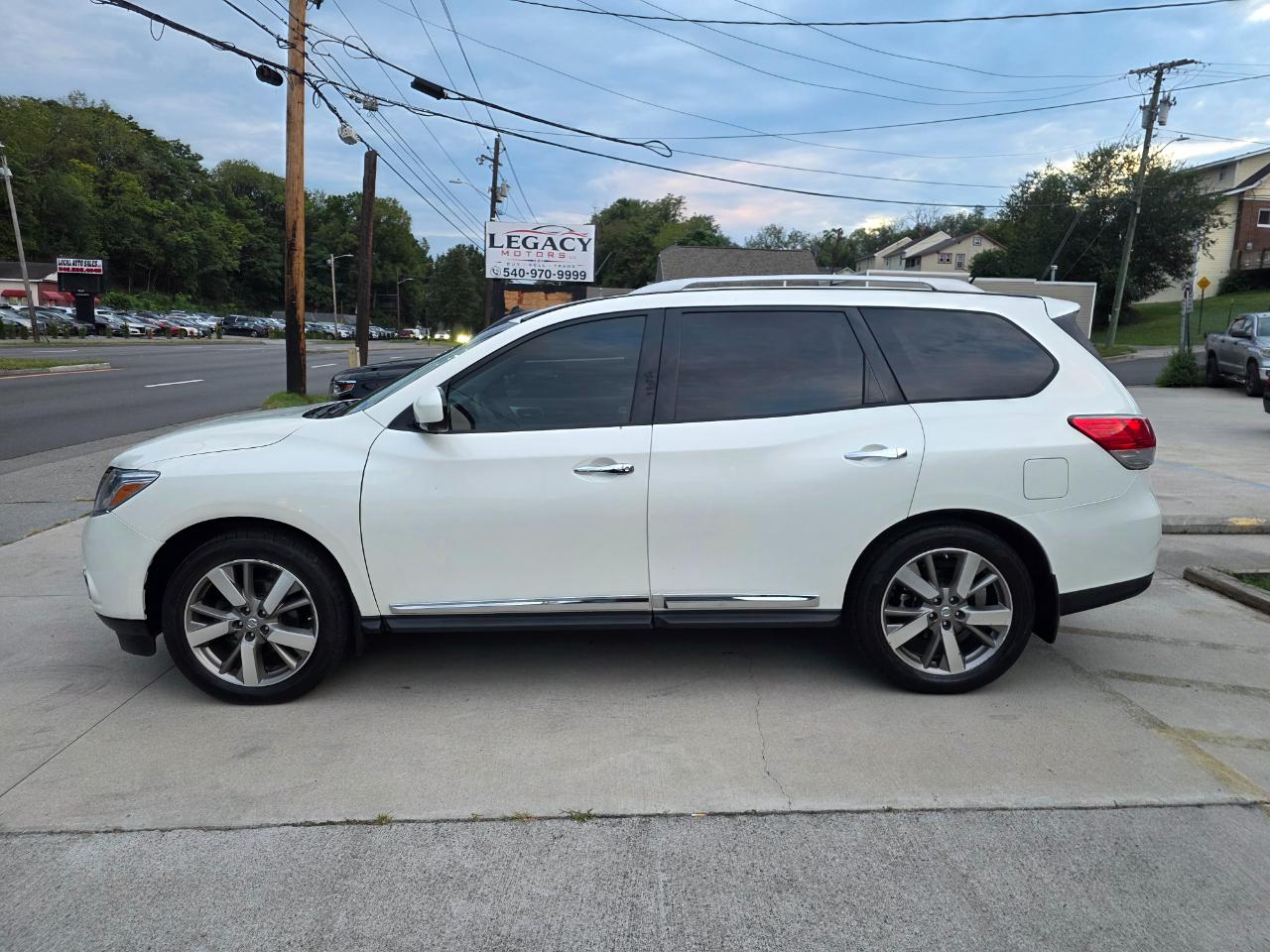 Nissan Pathfinder SV 4WD 2015