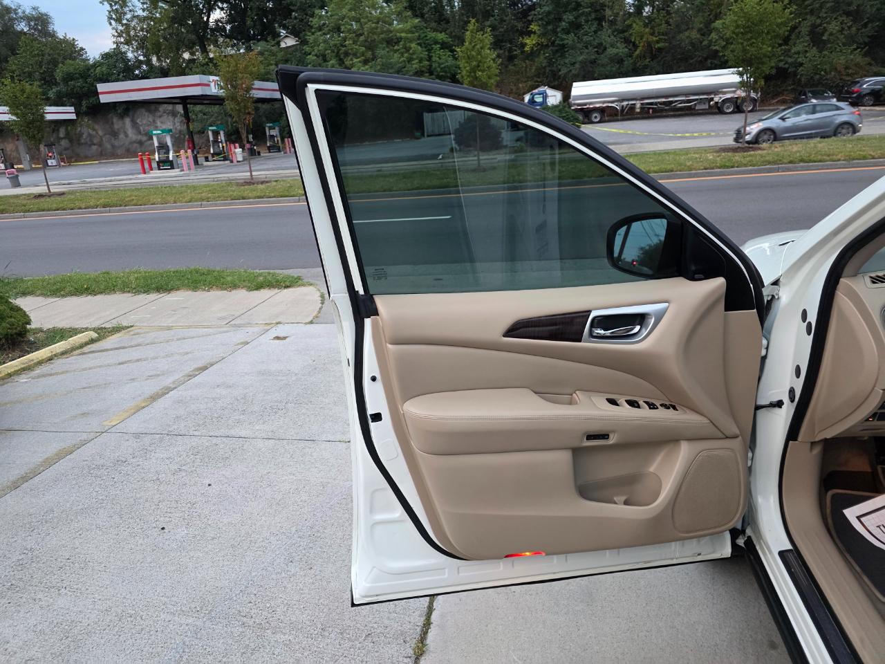 Nissan Pathfinder SV 4WD 2015
