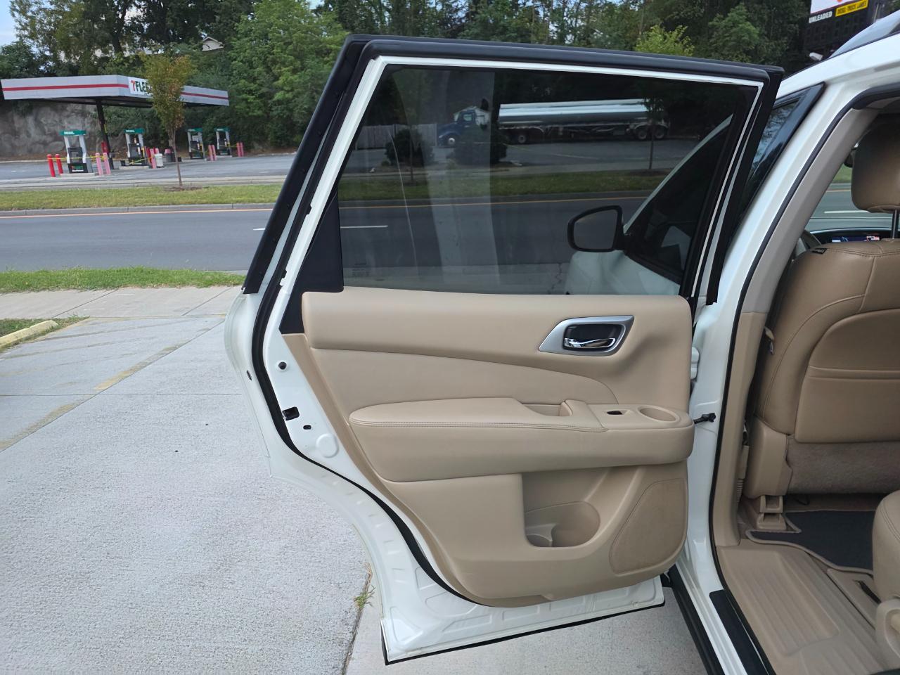 Nissan Pathfinder SV 4WD 2015