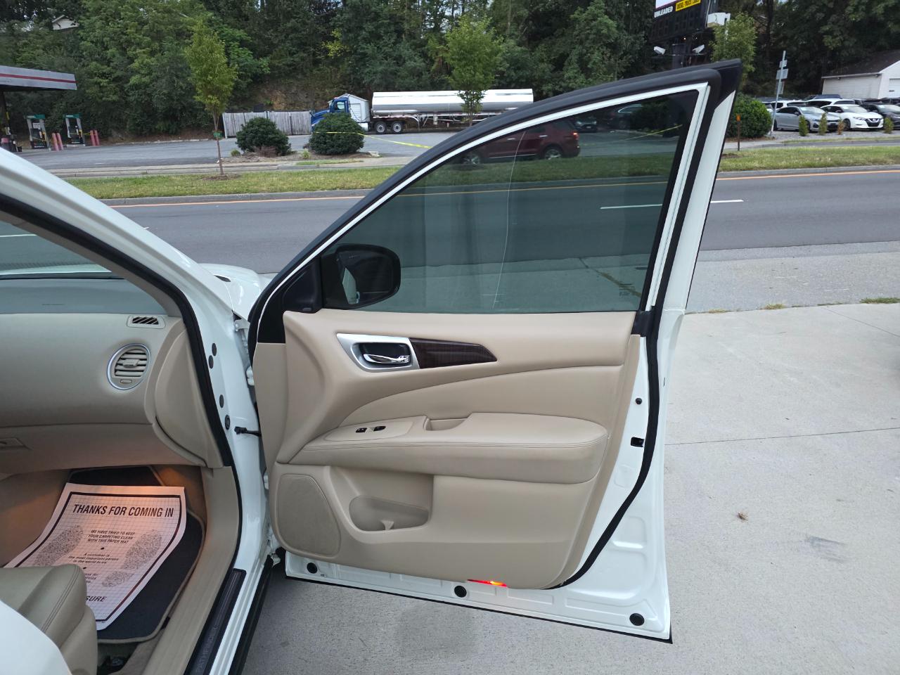 Nissan Pathfinder SV 4WD 2015