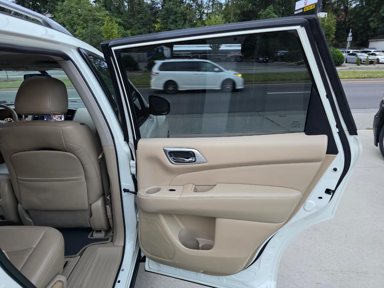 Nissan Pathfinder SV 4WD 2015