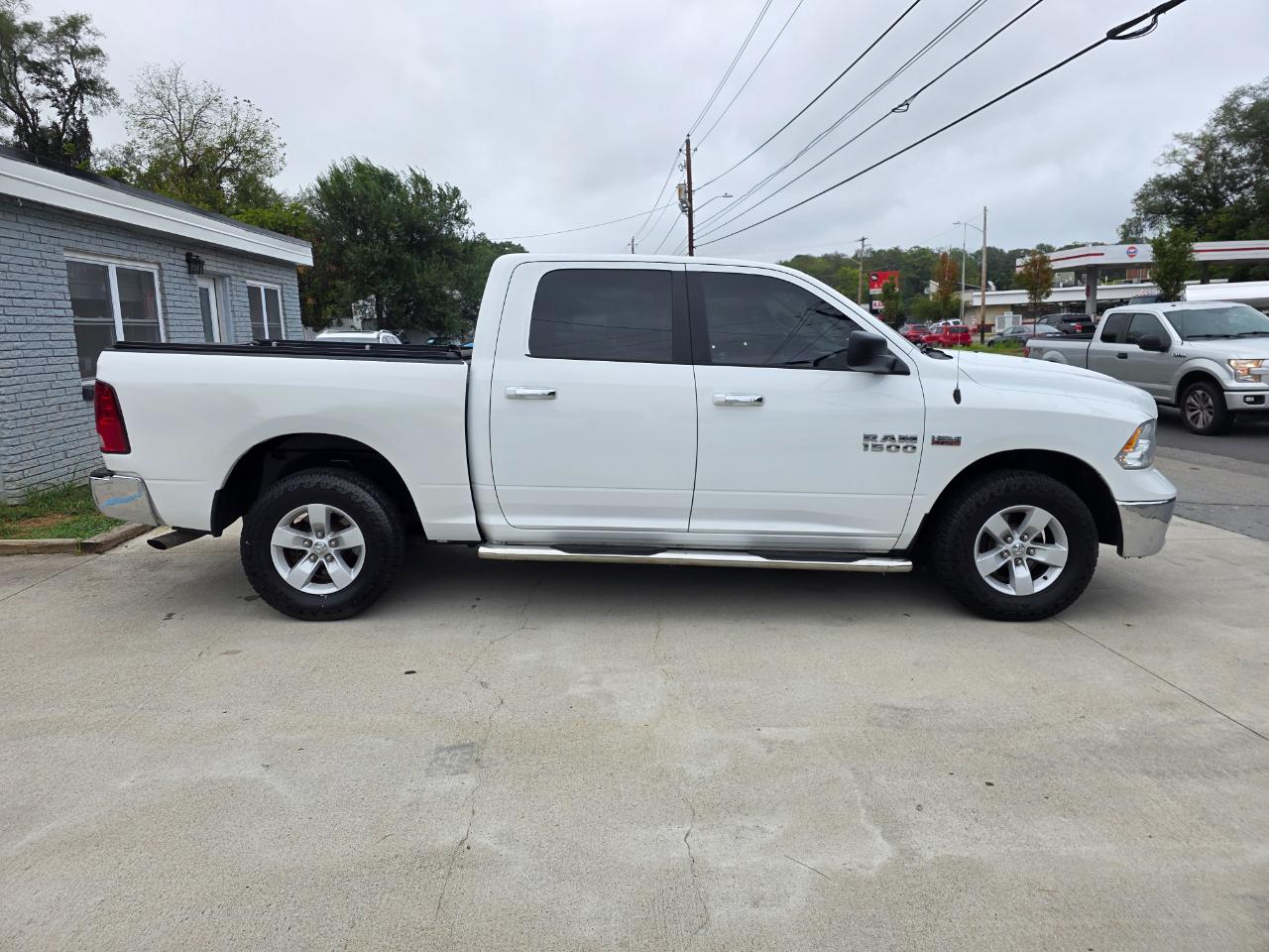RAM 1500 SLT Crew Cab SWB 4WD 2017