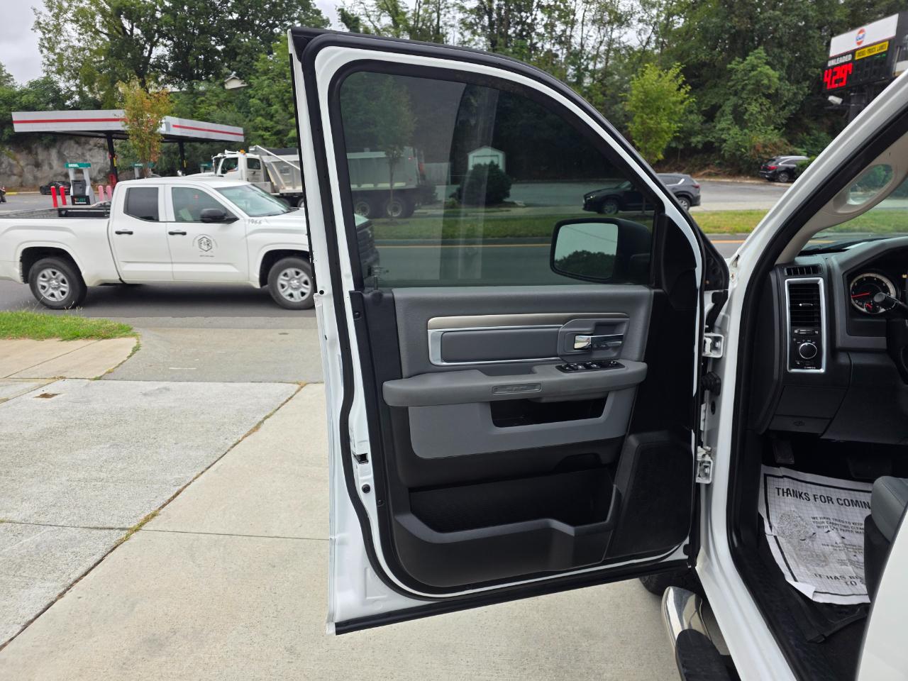 RAM 1500 SLT Crew Cab SWB 4WD 2017