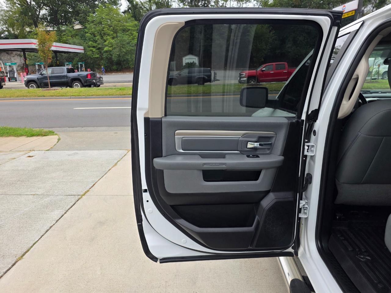 RAM 1500 SLT Crew Cab SWB 4WD 2017