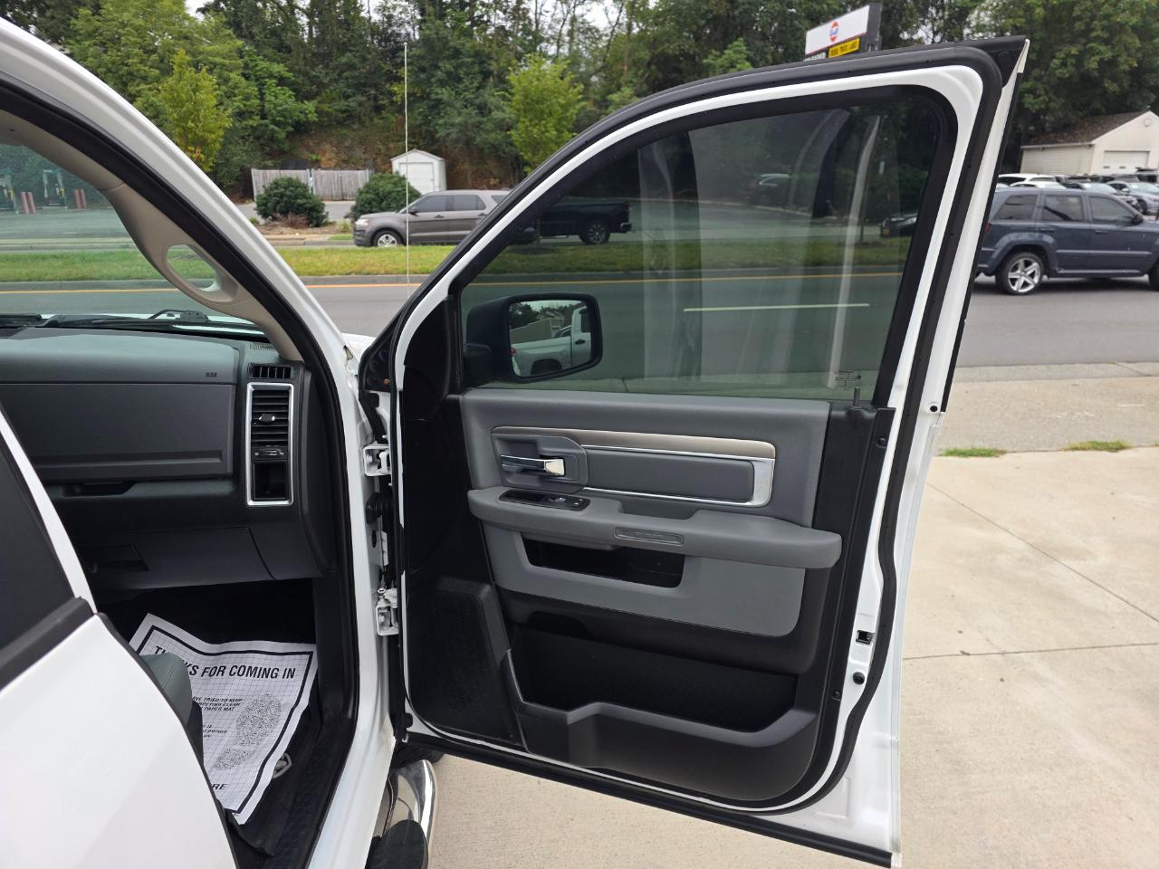 RAM 1500 SLT Crew Cab SWB 4WD 2017