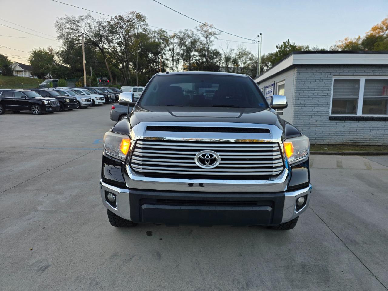 Toyota Tundra Limited 5.7L CrewMax 4WD 2017