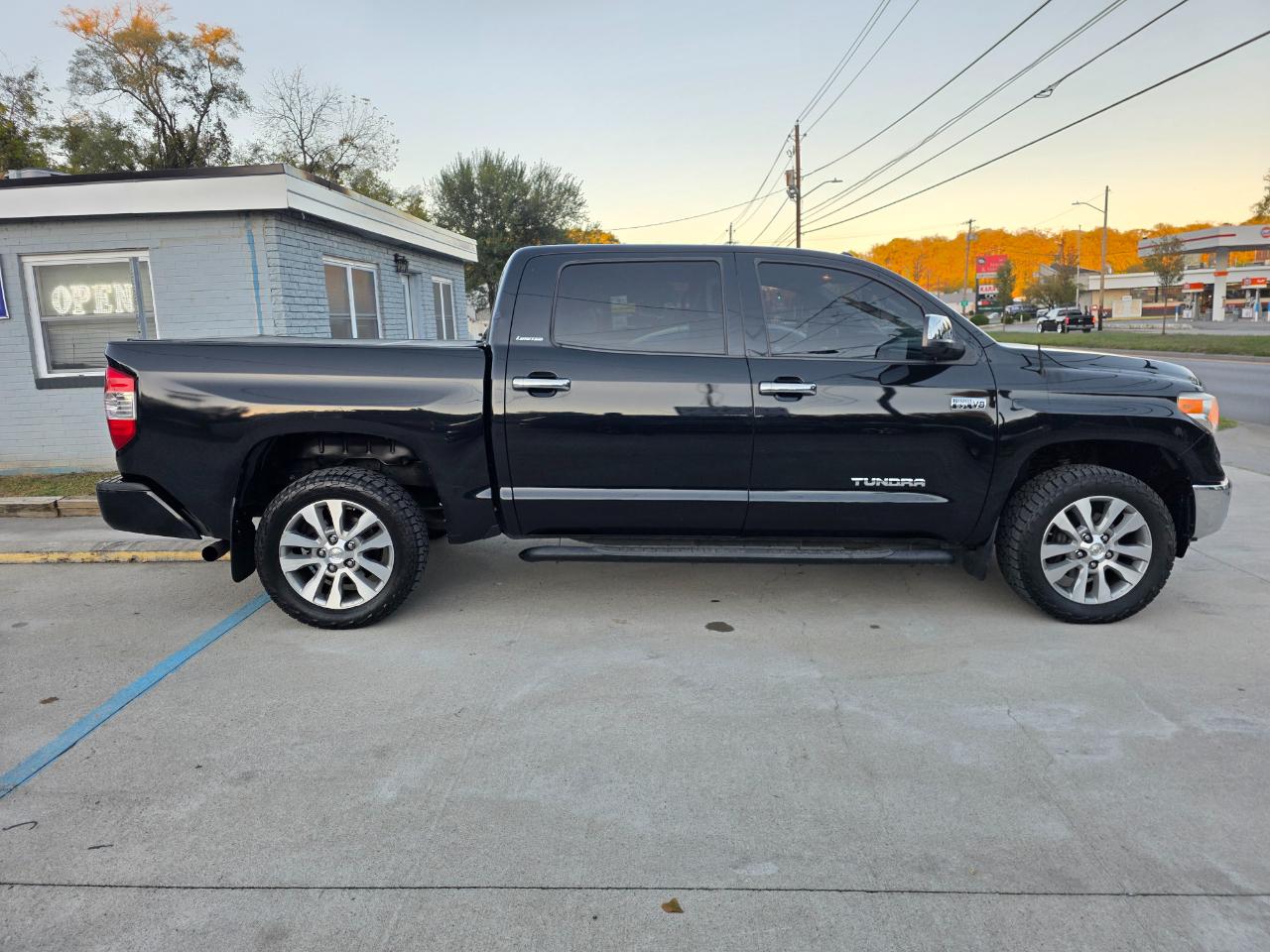Toyota Tundra Limited 5.7L CrewMax 4WD 2017